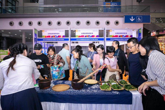 陆河擂茶体验区成为整个食博会最具“烟火气”的角落之一。