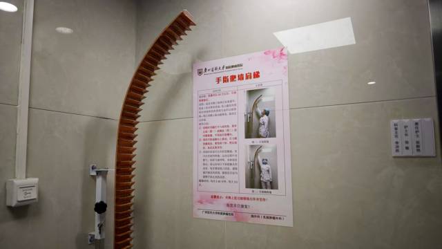  手指爬墙肩梯，用于促进上肢功能恢复。