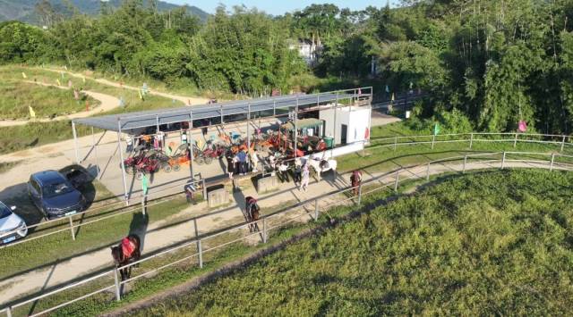 南昆山温泉大观园的骑马体验吸引不少游客参与。