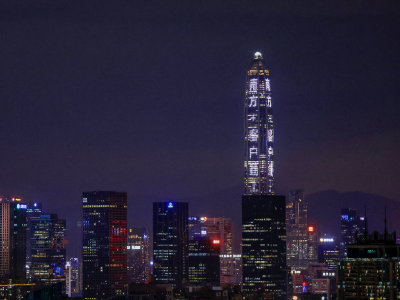 南方+客户端上线十周年，深圳多地标亮灯庆贺