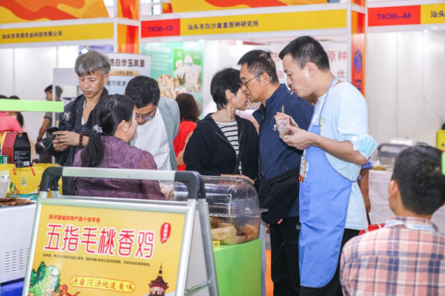 现场食客正在试吃五指毛桃香鸡。