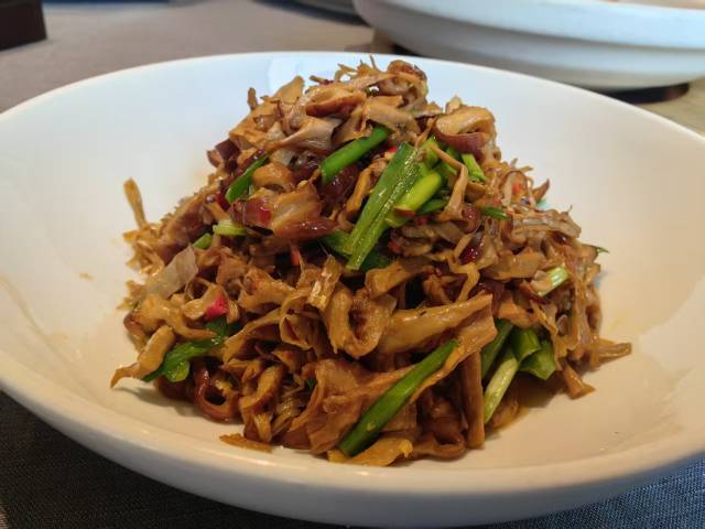 麻笋烤花炒腊肠。