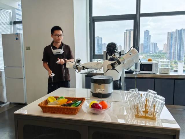 佛山市具身智能机器人创新中心正在进行人形机器人家用场景训练。