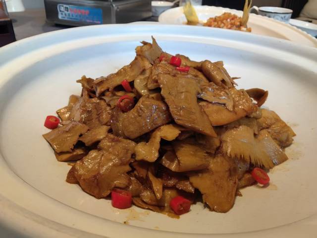 酱汁烧英德笋干尖，用西牛麻竹笋做出经典湘菜味。