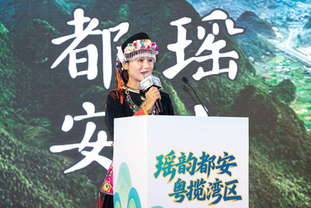 都安旅游代言人韦沁希做都安优质文旅资源推介。