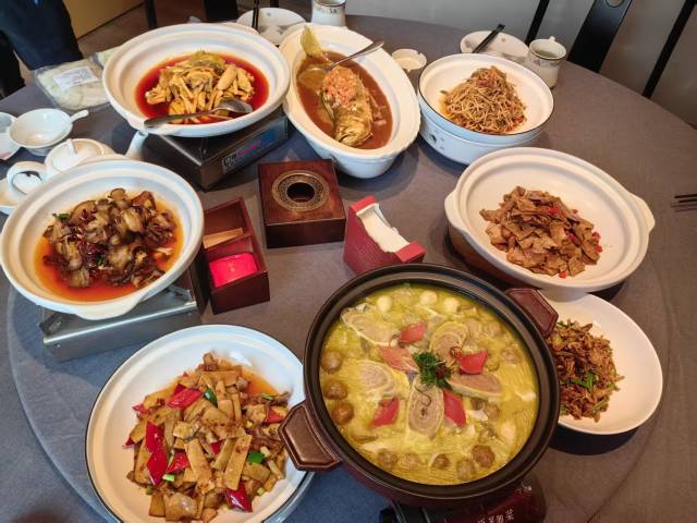 由湘菜大师用西牛麻竹笋研发的融合湘菜菜式。