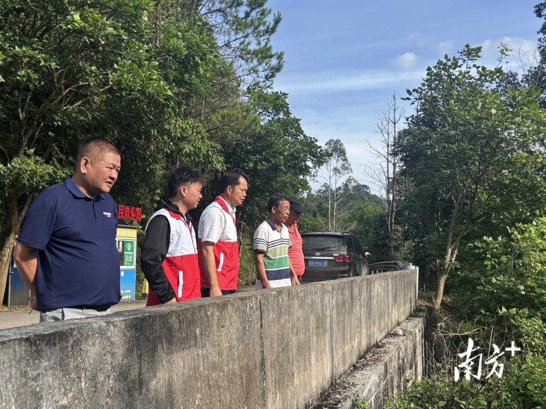 人大代表实地查看施工现场,仔细检查工程质量。波罗镇 供图 人大代表实地查看施工现场,仔细检查工程质量。波罗镇 供图