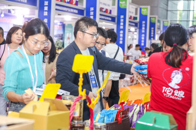 参展嘉宾正在购买鱼干产品。