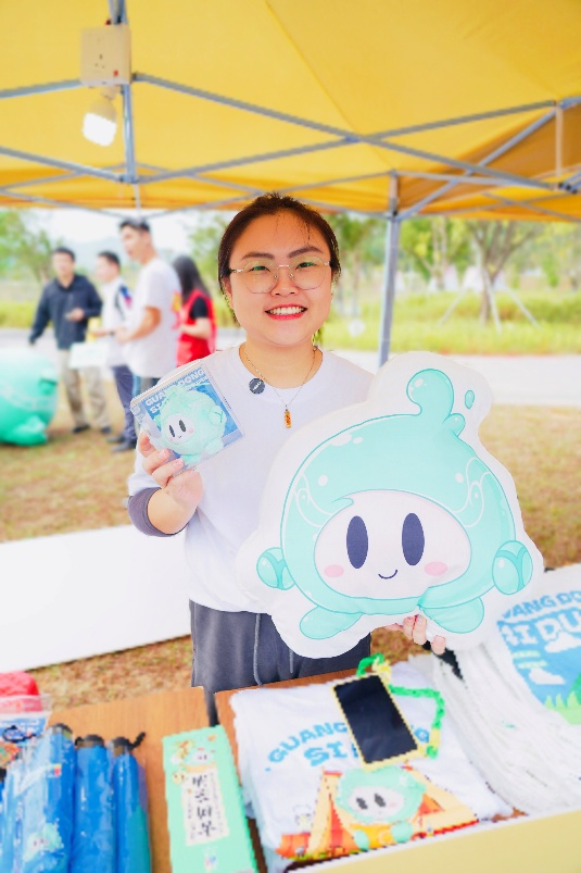 “水嘟嘟”文创产品亮相丰收节市集。（张文捷 摄）