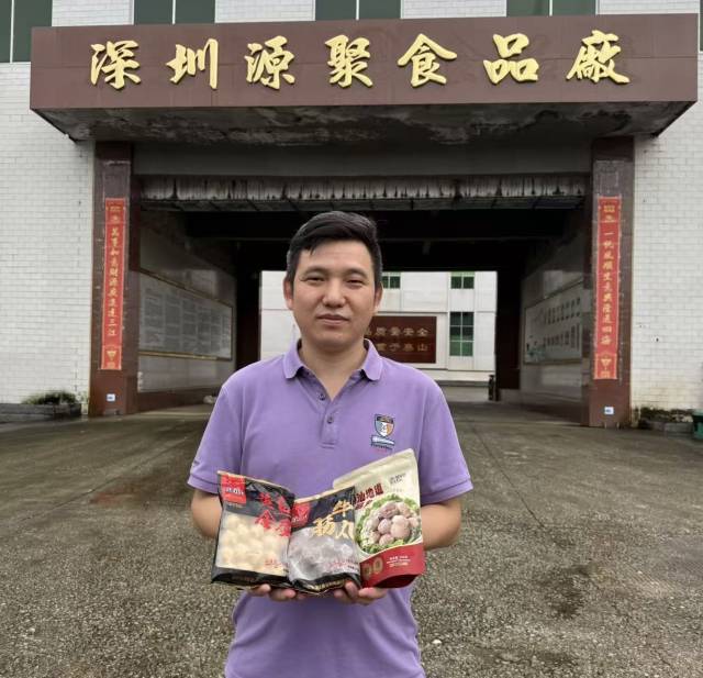 李兵展示主推产品。