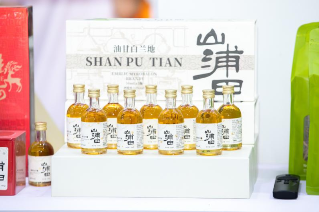 陆河县果田生态农业科技有限公司创新研发的“油柑白兰地”。