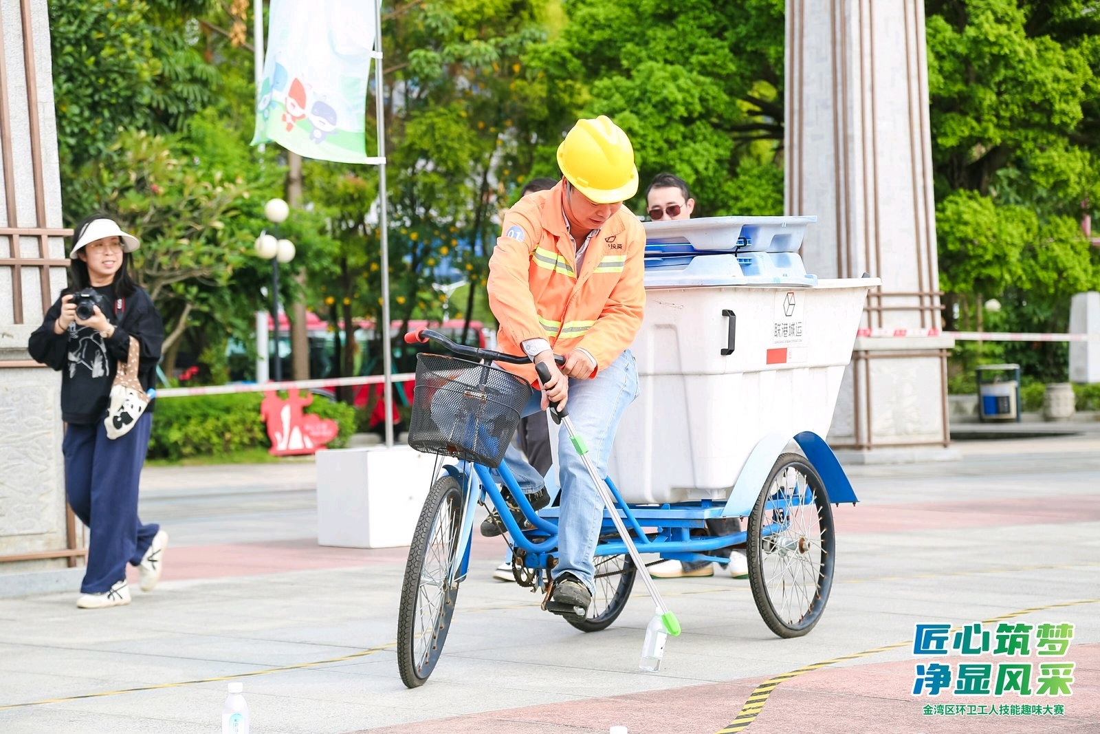 10月24日,“匠心筑梦·净显风采——致敬城市美容师”环卫工人节趣味主题活动在珠海市金湾区三灶镇伟民广场举办。 通讯员 通讯员 供图
