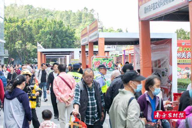 第二届潮州美食文化周暨2025潮州橄榄文化周湾区展销活动在深圳市罗湖区莲塘口岸兰亭国际前广场启动，现场人流如织，各展位人气旺。