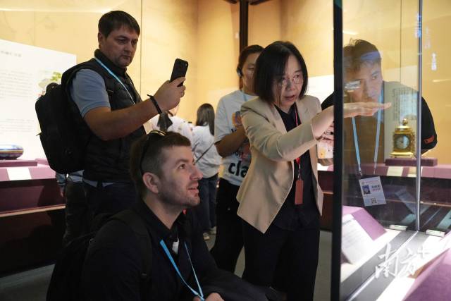 外国客户现场观展。