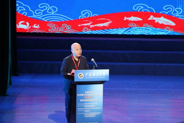 广东省教育厅研究生教育处、学位委员会办公室调研员杨立群在开幕式上讲话。