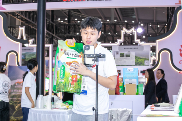 汕尾企业在食博会现场开启直播带货。