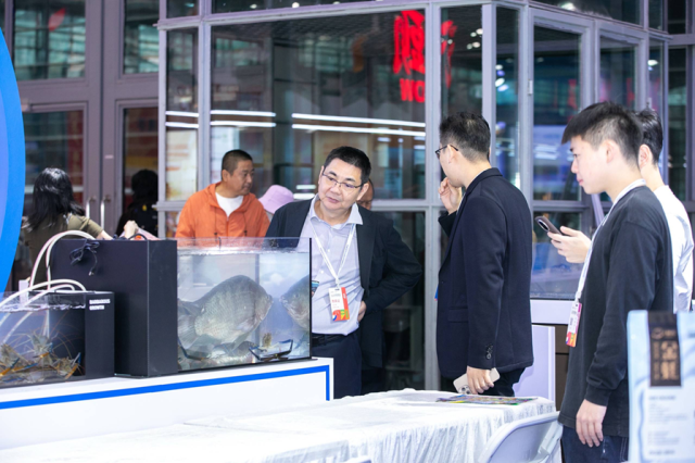 本次参展，汕尾展团首次带来活鱼活虾，直观展现养殖成果。