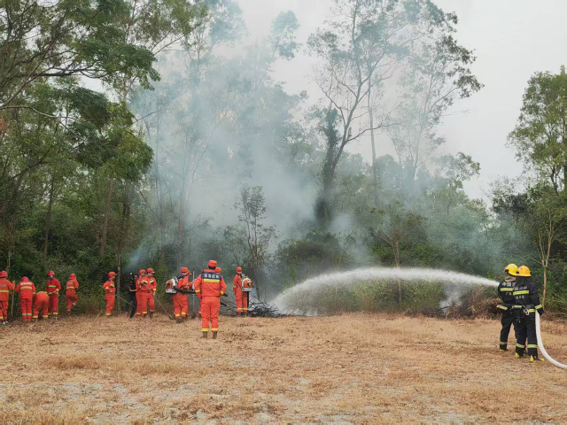 消防员与区应急救援大队协同作战。