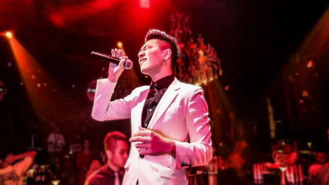 签约艺人时期的舞台风采。  受访者供图