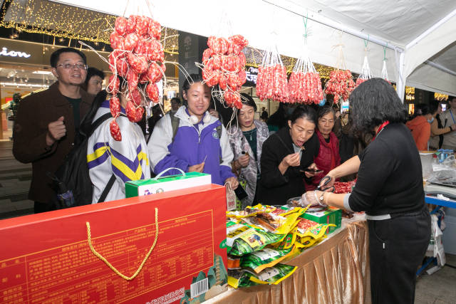 市民抢购腊肉和腊肠。