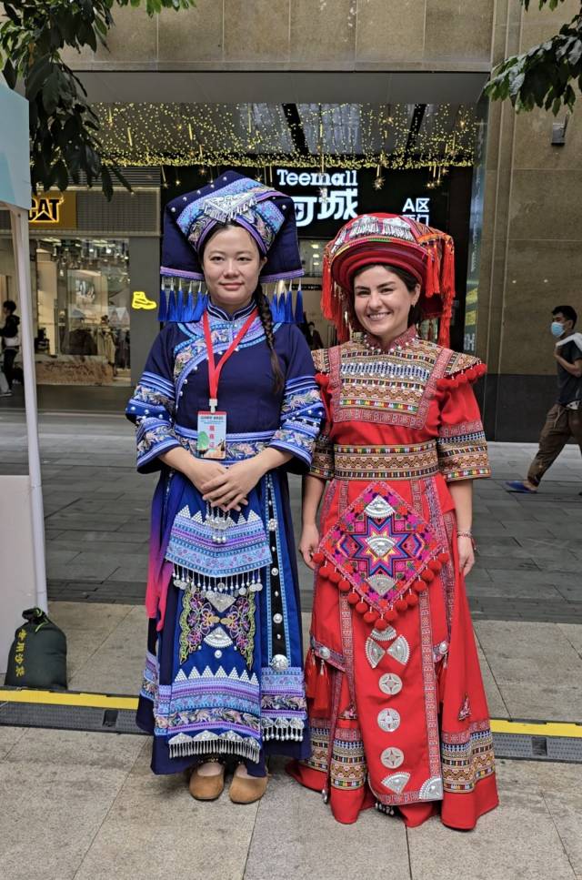 西班牙姑娘试穿瑶族服装。