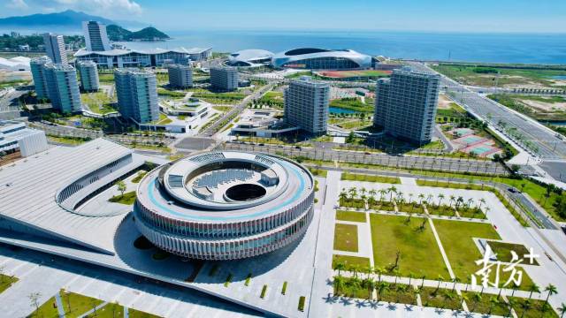 汕大东海岸校区图书馆。罗杰坤 摄 汕大东海岸校区图书馆。罗杰坤 摄