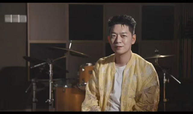 刘洋镒参与《雨夜里的光》MV拍摄。  受访者供图