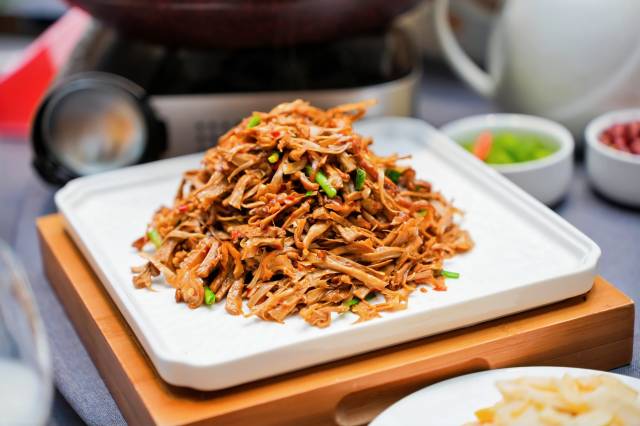 用西牛麻竹笋复刻的经典湘菜——麻笋烤花炒腊肠。