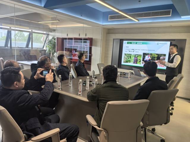 湖南湘江源农业科技有限公司运营总监王敏介绍与西牛麻竹笋的合作方向。