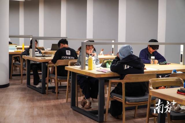 图书馆内部环境。陈洁鑫 摄 图书馆内部环境。陈洁鑫 摄