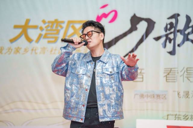 在广佛中珠赛区演唱原创村歌。  