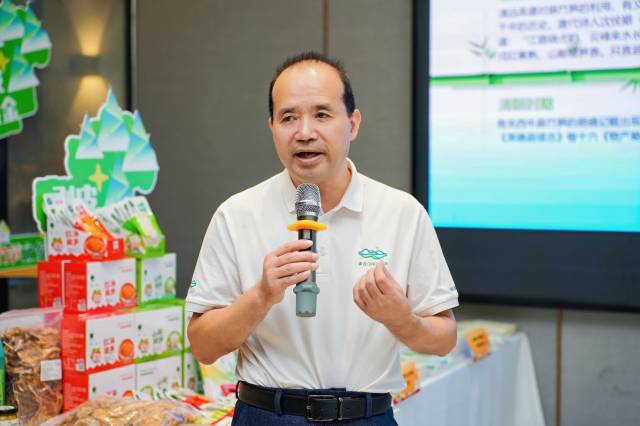 清远市农业农村局副局长李敏怀介绍西牛麻竹笋。