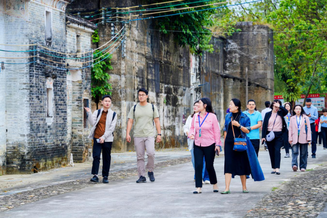 与会专家学者深入塘口镇开展实地调研。