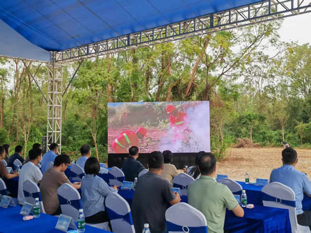 主席台就座人员通过大屏幕集中监视应急演练模拟场景情况。