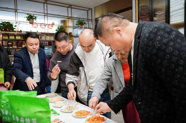 湖南蔬菜供应链、餐饮业代表试吃即食笋产品。