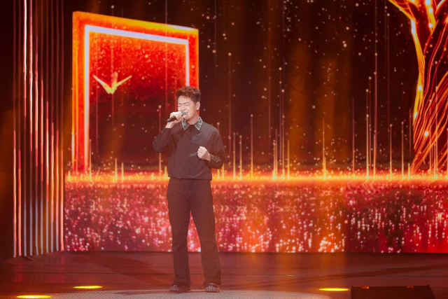 在《开门大吉》节目演唱歌曲《还有我》。  受访者供图