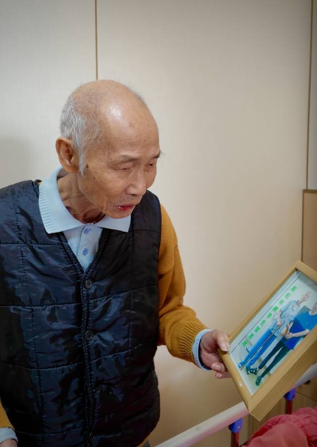 陈柏林特别珍惜与小邹的合影，将它放在了自己的床头边。（张蔚婷 摄）