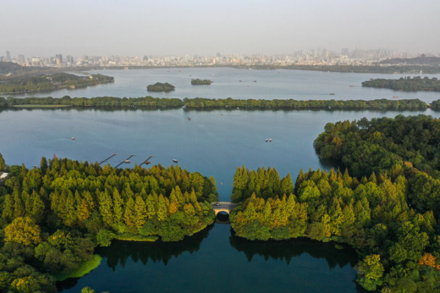 当珠遵新茶饮邂逅人间天堂。图源新华社