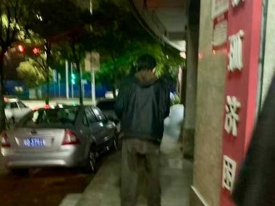 “爱心救助”招牌下，一碗热面暖人心