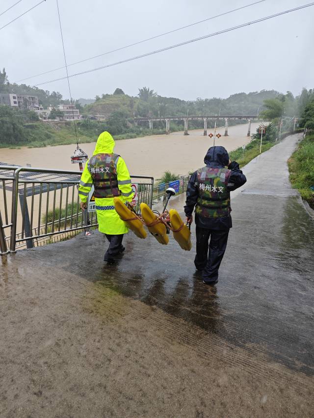 省水文局梅州水文分局工作人员进行流量测验。