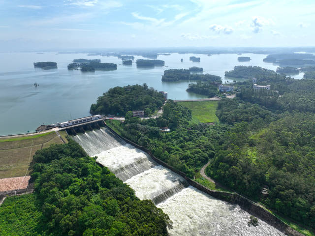 鹤地水库第一溢洪道泄洪。