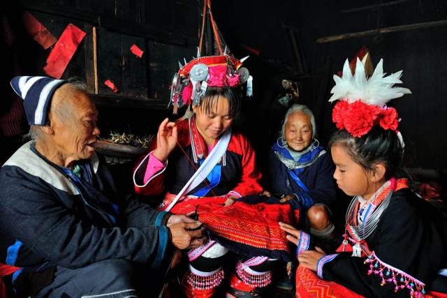 房伟艳手把手教导刺瑶绣。