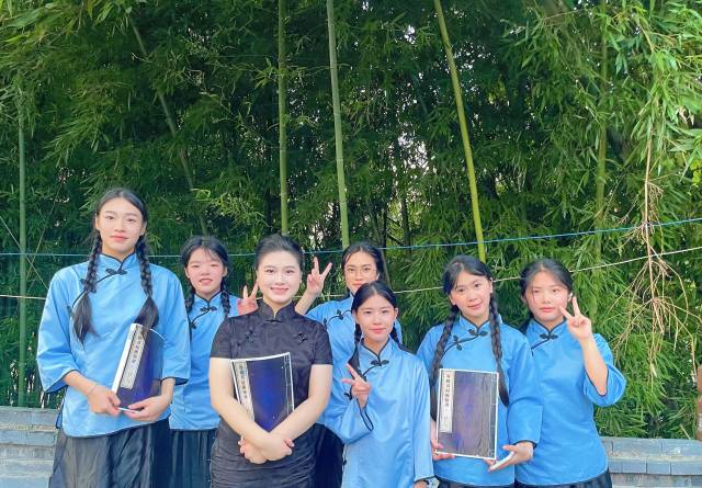 欧艳芳和学生在一起。受访者供图