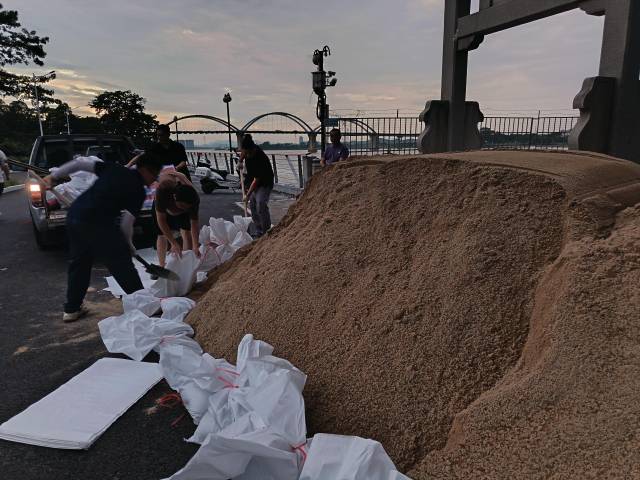 江门蓬江区潮连洪圣庙堤段提前准备应急沙包.