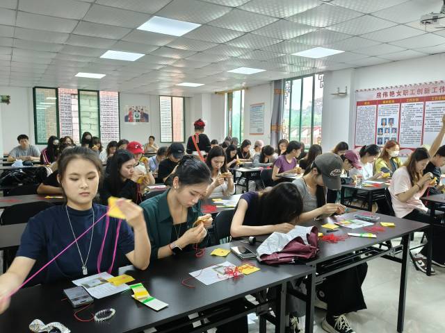 从2018年作坊评为市级伟艳瑶绣技能大师工作室以来，外部大学、学院的学生等陆续到伟艳瑶绣大师工作室学习与交流。