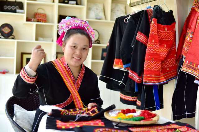 连南瑶族刺绣非遗传承人房伟艳