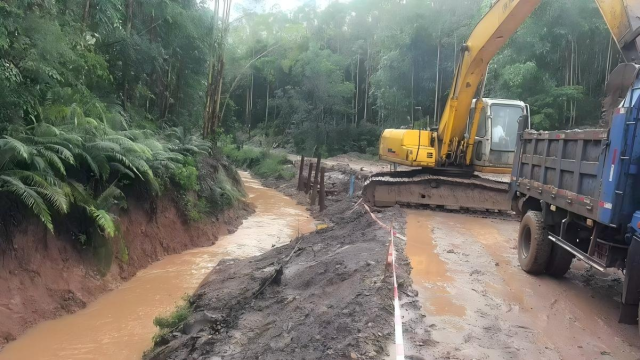 水利部门连日鏖战肇庆市生鸡塘水库泄洪明渠塌方抢险。