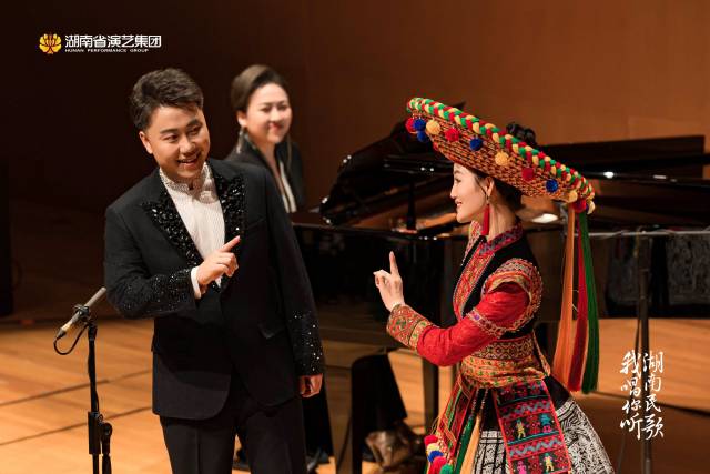 2023年10月,在深圳音樂廳演出。 受访者供图 2023年10月,在深圳音樂廳演出。 受访者供图