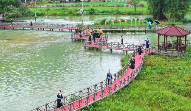 新建村“村潮”时尚服装秀现场。周加孔/摄