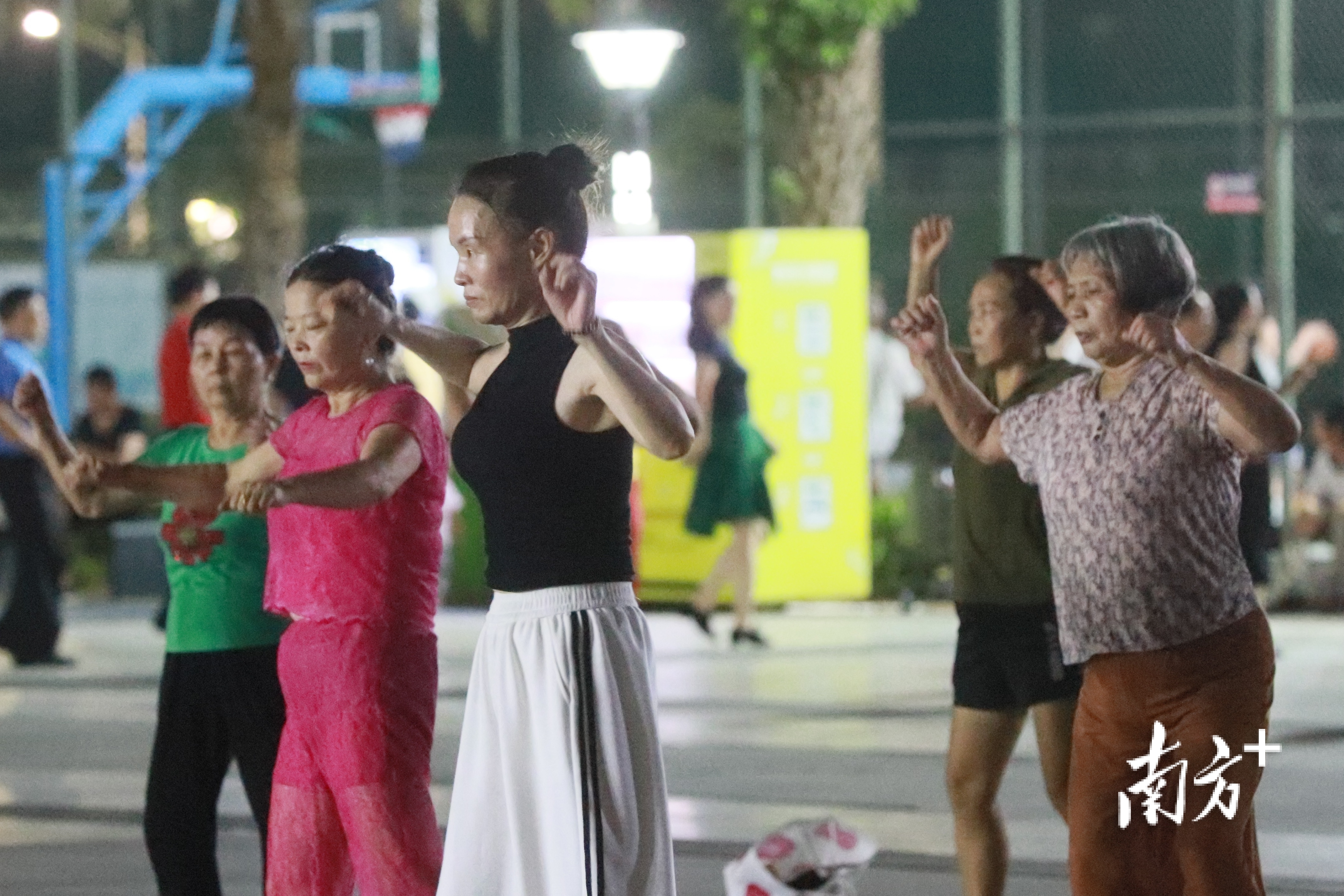 阿姨们跳着活力的广场舞。